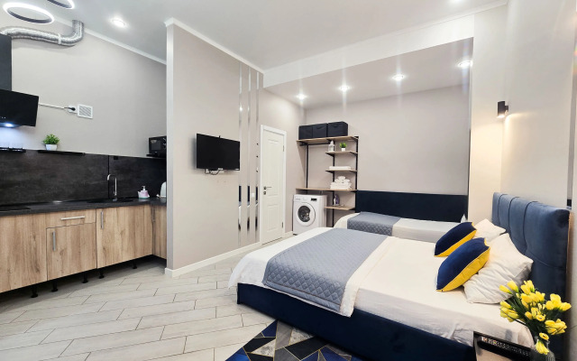 Stil'naya studiya dlya 3kh chelovek s krovatyami i zonoy otdykha na ulitse Flat