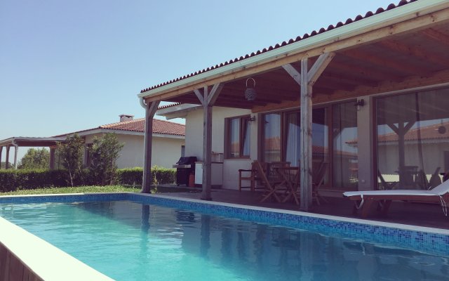 Вилла White House Family Villa with a pool 1