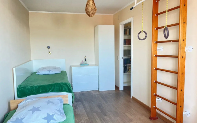 Prostornie S 3 Spalnyami I Bolshoy Stolovoy Apartments
