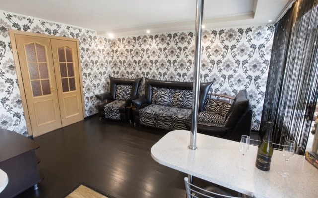 Na Parizhskoy Kommuny 23 Flat