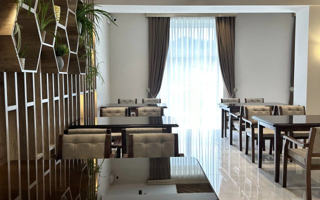 Hotel Emily Grand Palace
