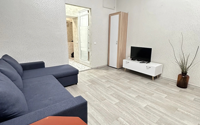V Tsentre Na Suvorova Flat