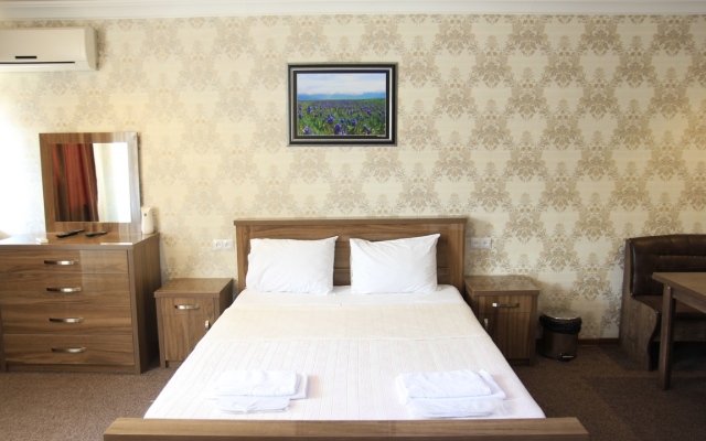 New Palace Shardeni Hotel