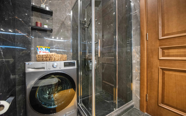 S Prostornoy Terrasoy i Vidom na Park Apartments