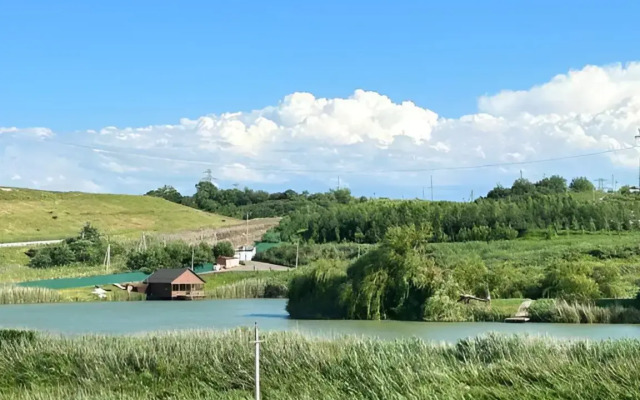 Uyutnaya Kvartira S Vidom Na Gory I Ozero Flat