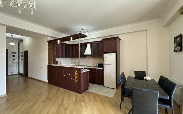2-K v Novostroyke, Ulitsa Arama, Di480 Flat