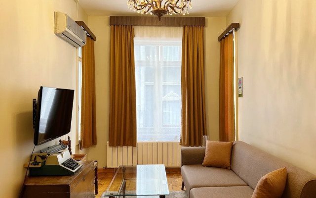 3 Bedroom with Local Charm in Galata Apartments