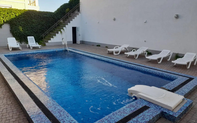 Частный Дом на Берегу Моря с Бассейном