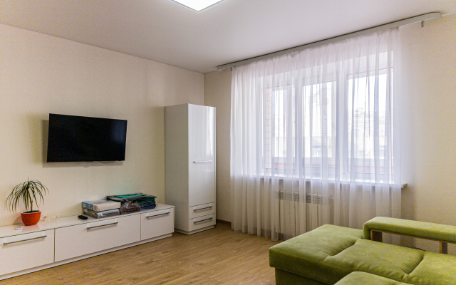 Dvuhkomnatnye v Svetlyh Tonah Vblizi Centra Goroda Apartments