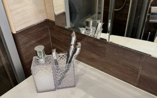 Dvukhurovnevaya v Imeritinskoy bukhte Flat