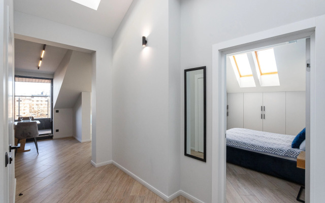 Квартира с Мансардными Окнами и Видом на Море