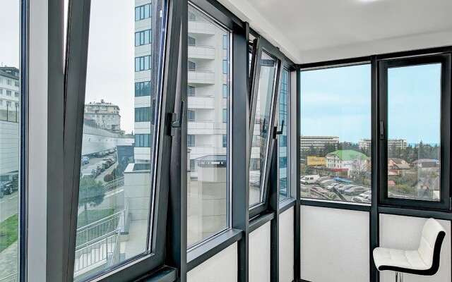 evro trekhkomnatnye MorskayaSimfonya-2 s balkonom, bassejnom na territorii ZhK Apartments