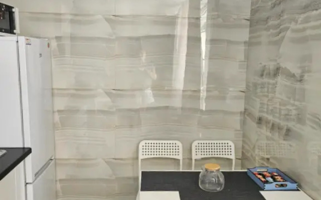 Квартира Уютная студия с балконом и бассейном во дворе