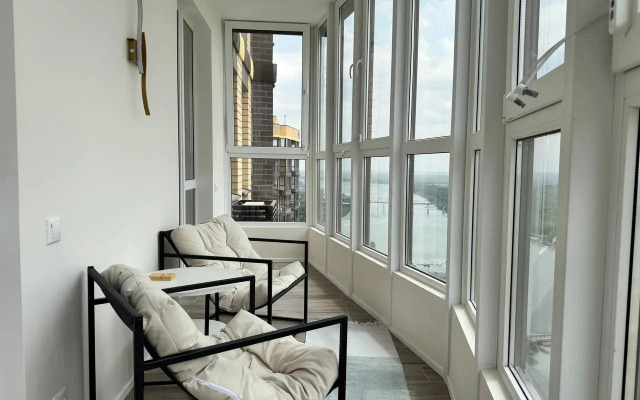 Studiya S Velikolepnym Vidom Na Reku Flat