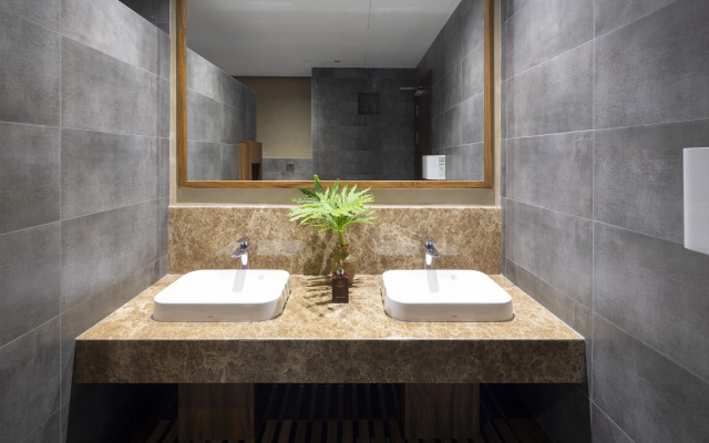 Отель Iconic Long Hai