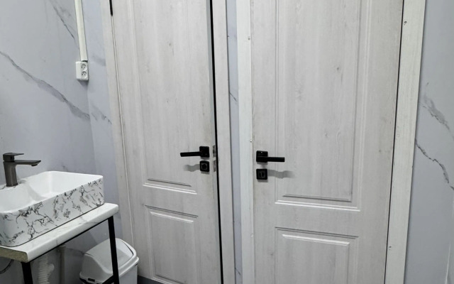 Luchshiy  Na Zhandosova Hostel