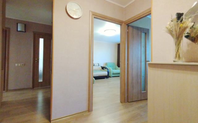 Prostornaya Na Oktyabryskom Prospekte Flat