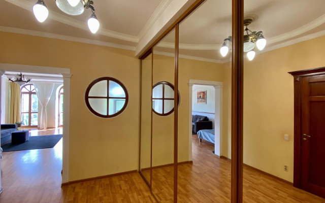 Апартаменты с французскими балконами на Чёрном озере