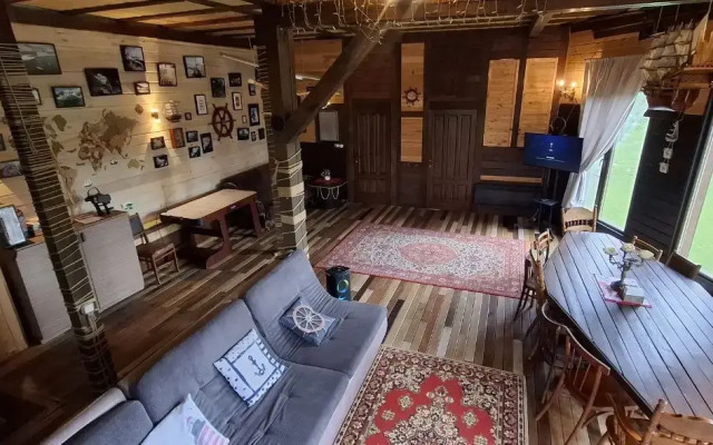 Гостевой Дом с кораблем на берегу реки