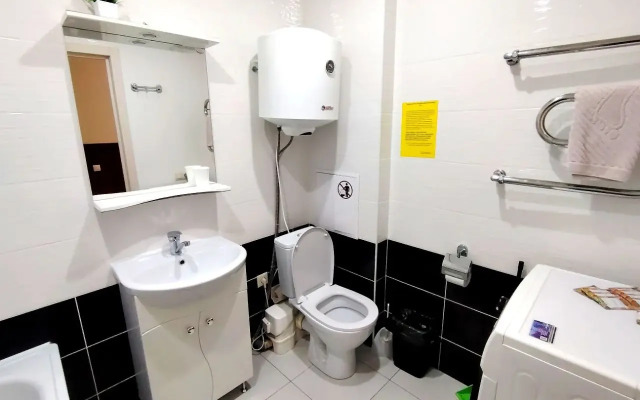 Na tsokol'nom etazhe spasayushchiye ot zhary s kukhonnoy zonoy Flat