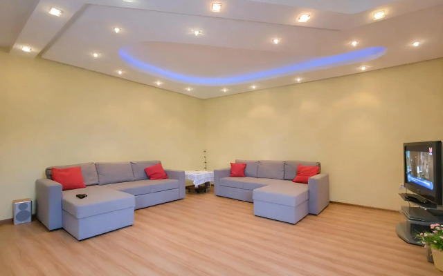 Квартира Трехкомнатная в центре Ромашки