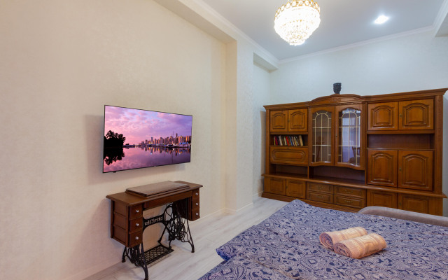 Dvukhkomnatnaya V Istoricheskom Tsentpe Gopoda S Parkovkoy Flat