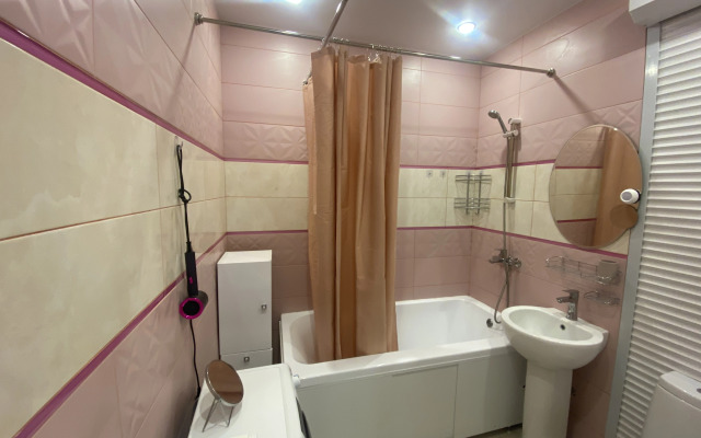 Shikarnaya Odnushka Ryadom s Meditsinskim Tsentrom Flat