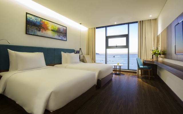 Maximilan DaNang Beach Hotel