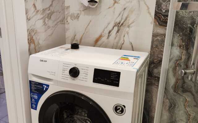 3kh mestnye apartamenty s balkonom i basseynom Apartments