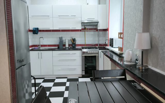 Belaya Trekhkomnatnaya Kvartira u Vokzala Apartments