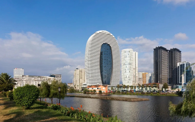 Apartamenty Bright Apartment with Balcony in Alliance Palace Batumi - Steps from the Sea & Dancing Fountains