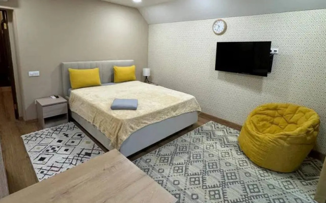 S Basseynom I Baney Private House