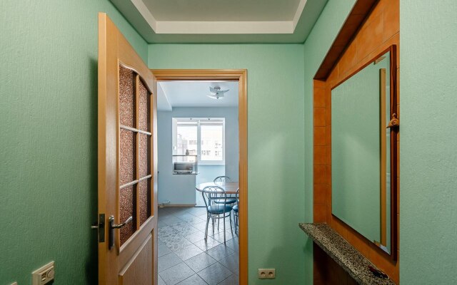 Ryadom s tsentrom i vokzalom na 9 gostei Flat