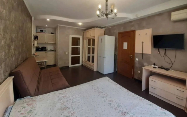 S basseynom vo dvore Flat