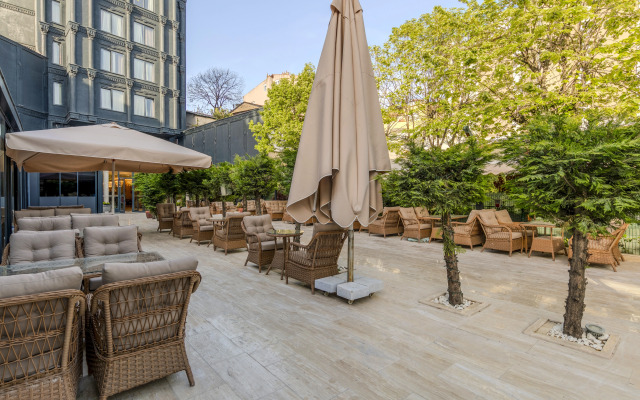 Porta Romanos Hotel