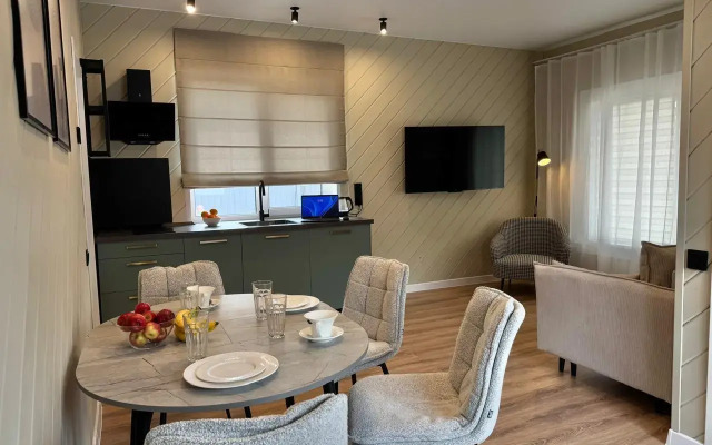 S Novym Dizaynerskim Remontom I Mebelyyu Private house