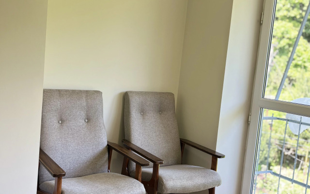 Uyutnaya Kvartira s Morem Cherez Dorogu Flat