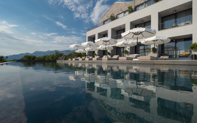 Vivid Blue Serenety Resort Hotel
