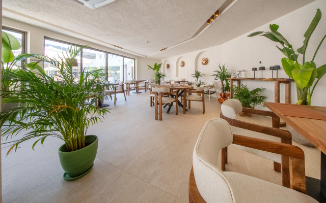 Prive Suite Side & Spa  (Adult Only 16+)