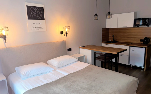 U Moskovskogo vokzala s kukhney i konditsionerom Apartments