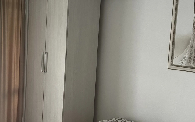 Dvukhmestny Uluchshenny S Balkonom I Vannoy Komnatoy Apartment