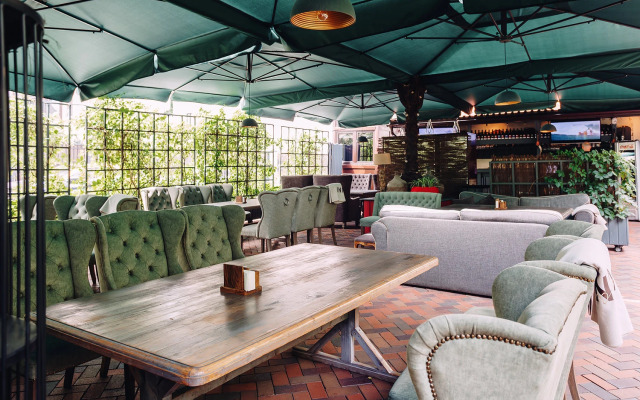 Отель Амбассадори