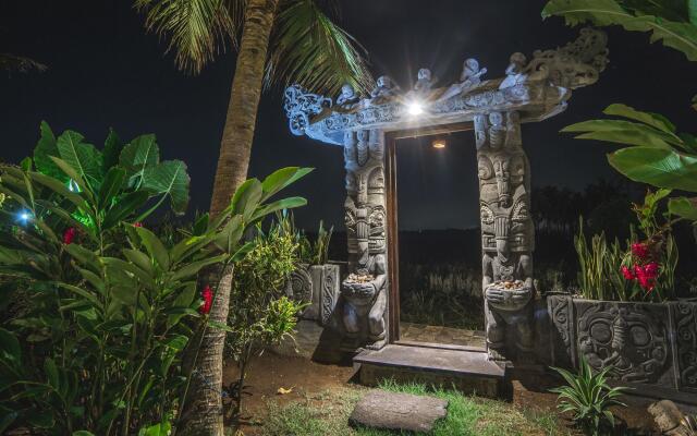 Absolute Beachfront Villa Laut