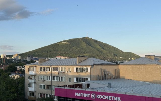 Апартаменты Уютная светлая 2-комнатная квартира с видом на Машук