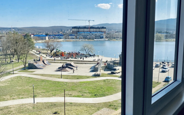 Kvartira Uutnaa odnokomnatnaa s vidom na park i ozero