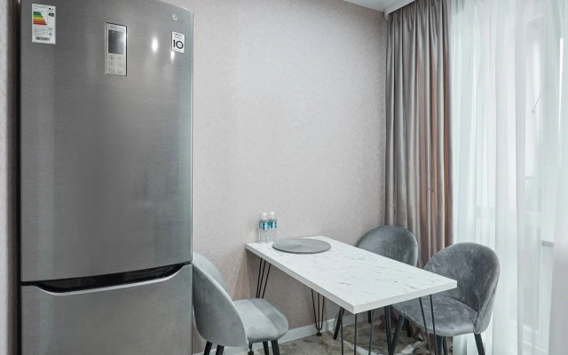Reverie Gray Svetlye i Prostornye Apartment