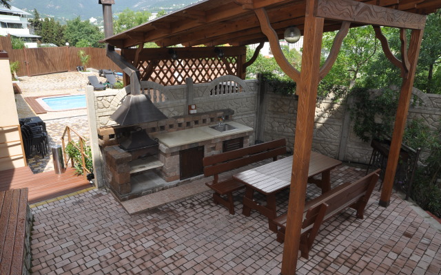 Tavr Guest House
