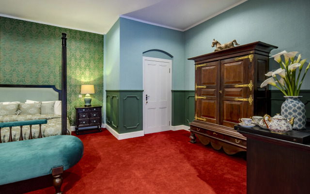 Hill Rise Luxury Villa & Stables by Edwards Collection Villa