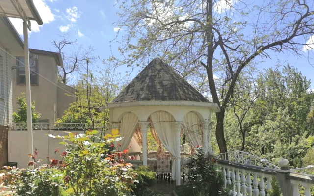 Na Yermolova 24 Private House
