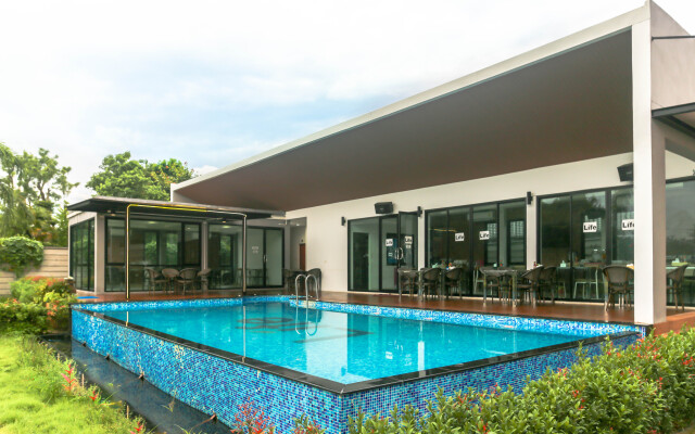 Отель Life Grand Chiang Mai